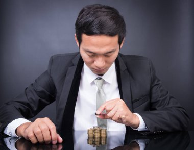 İşadamı Yığını Masaya Altın Para Ekle