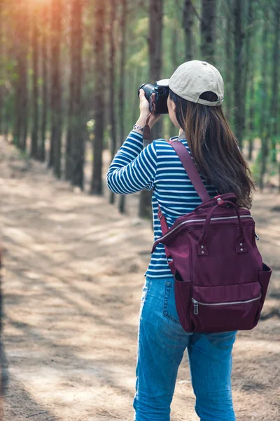 Ung Kvinna Livsstil Fotograf Resa Fotografera Skogen Natur Med Ryggsäck — Stockfoto