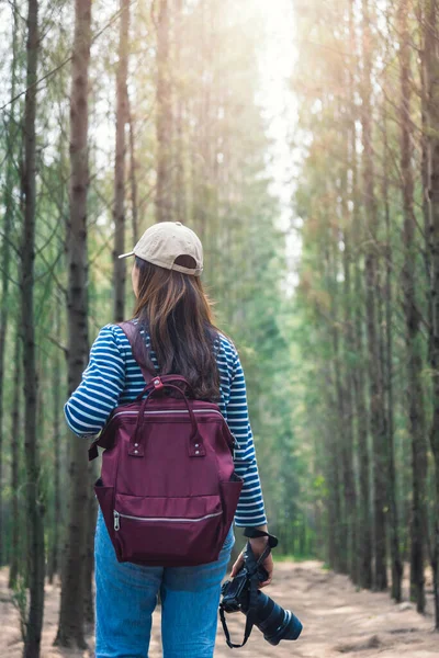 Ung Kvinna Livsstil Fotograf Resa Fotografera Skogen Natur Med Ryggsäck — Stockfoto