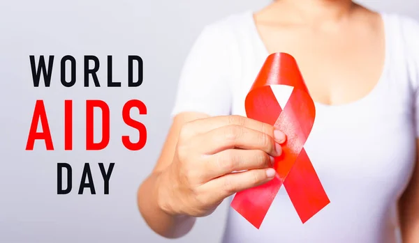 Fechamento Fêmea Com Fita Vermelha Hiv Aids Mão Dia Mundial — Fotografia de Stock