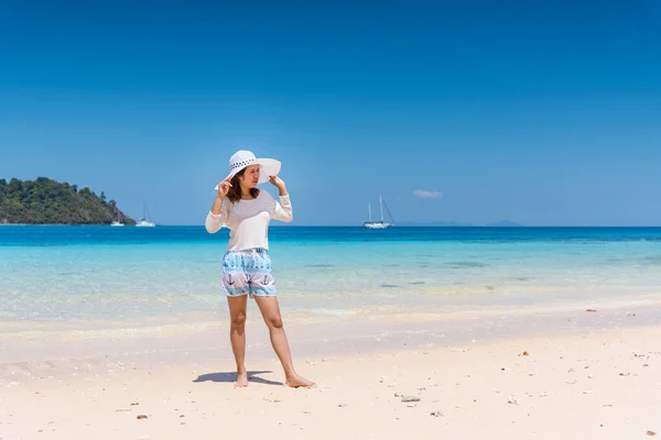 Felice Giovane Donna Godendo Sulla Spiaggia Rilassante Estate Thailandia — Foto Stock