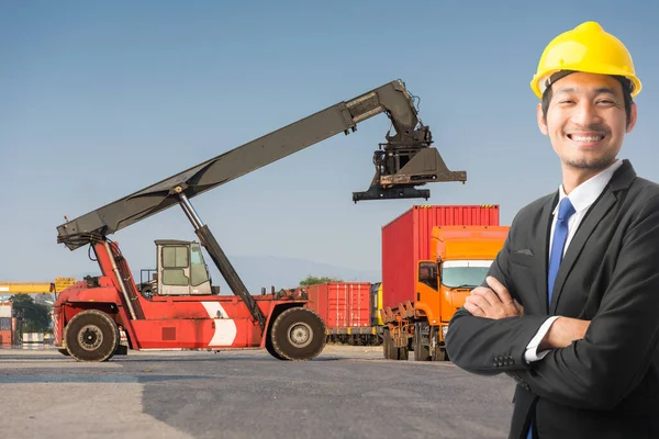 Affärsman Står Framgaffeltruck Lastning Containrar Box Till Logistisk Last Import — Stockfoto
