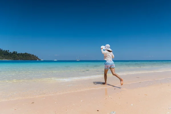 Felice Giovane Ragazza Che Corre Spiaggia Koh Mook Della Thailandia — Foto Stock