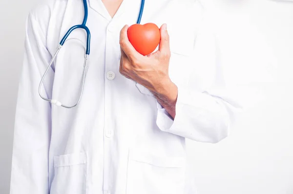 Nahaufnahme Mann Arzt Mit Stethoskop Hält Rotes Herz Auf Der — Stockfoto