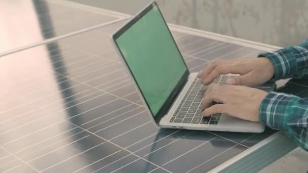Maszynownia Używa Laptopa Sprawdza Działanie Słońca Czystość Fotowoltaicznej Elektrowni Słonecznej — Wideo stockowe