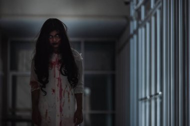 Evdeki karanlık bir odada korkunç kötü kadın hayaleti. Dişi şeytan korkutucudur. Terk edilmiş binaya dadanmıştır. Mutlu Cadılar Bayramı kutlaması.