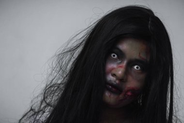 Kan içindeki kadın zombi korkunçtur. Terk edilmiş binaya musallat oldu. Evdeki korkunç hayalet kadın, Cadılar Bayramı Festivali 'nde mutlu yıllar.