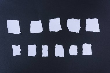 Beyaz kağıt siyah arka planda sözcüklere bölünmüş