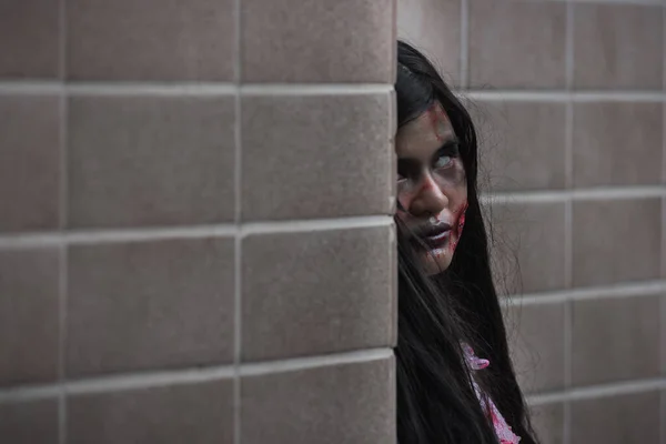 Straszny Duch Złej Kobiety Przerażający Ciemnym Pokoju Domu Kobieta Zombie — Zdjęcie stockowe