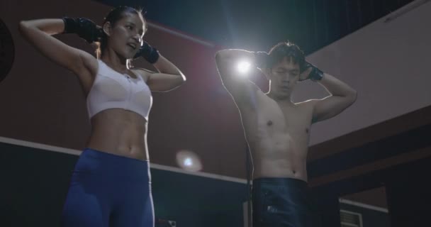 Boksör Erkek Kadın Bir Spor Salonu Stüdyosunda Kickboks Erkek Kadın — Stok video