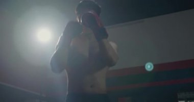 Boksör kırmızı boks eldivenleriyle dövüşüyor spor salonunda hava egzersizi yapıyor sağlıklı spor yaşam tarzı konseptine uygun.