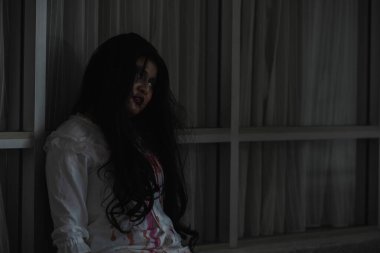 Evdeki karanlık bir odada korkunç kötü kadın hayaleti. Dişi şeytan korkutucudur. Terk edilmiş binaya dadanmıştır. Mutlu Cadılar Bayramı kutlaması.