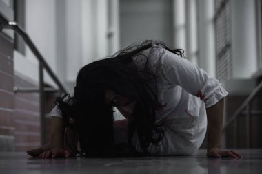 Kan içindeki kadın zombi korkunçtur. Terk edilmiş binaya musallat oldu. Evdeki korkunç hayalet kadın, Cadılar Bayramı Festivali 'nde mutlu yıllar.