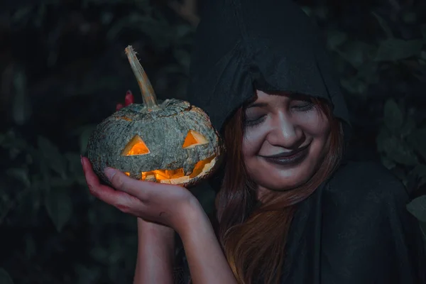 Retrato Mujer Miedo Fantasma Bosque Que Tiene Calabaza Tono Oscuro —  Fotos de Stock