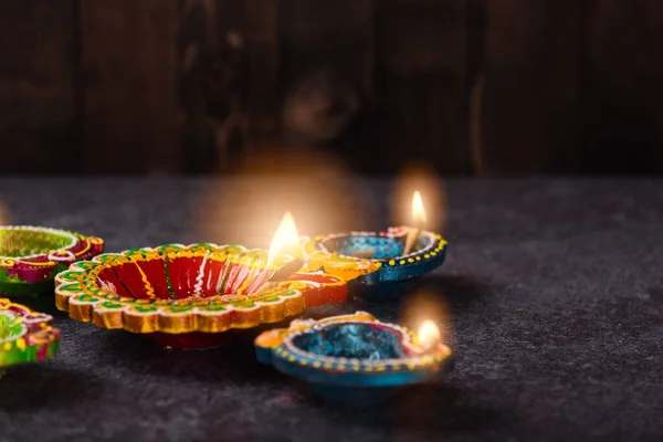 粘土のクローズアップは すでにディヤやオイルランプに火をつけ 具体的な背景で撮影されたスタジオ ヒンズー教のランゴリーの装飾 幸せなお祝いDeepavaliまたはDiwaliフェスティバルのコンセプト — ストック写真