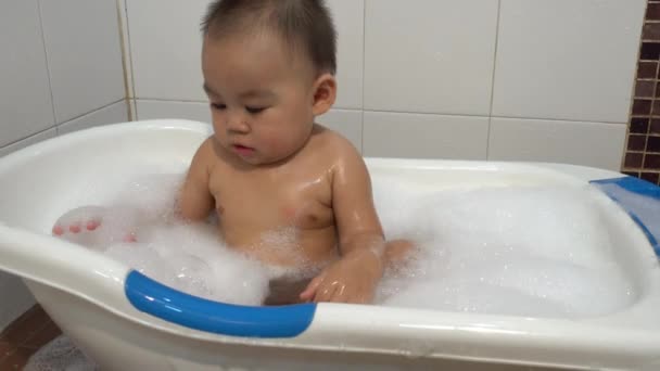 Menino Bebê Asiático Feliz Tomando Banho Brincando Com Bolhas Espuma — Vídeo de Stock