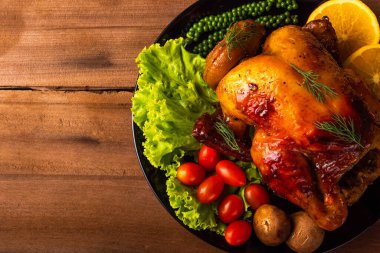 Şükran Günü hindisi ya da tavuk ve sebze kızartması, Noel yemeği ziyafeti geleneksel ev yapımı ahşap masa arkası, Şükran Günü konseptinin mutlu Şükran Günü konsepti.