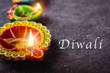 Çamuru kapat Diya 'yı ya da gaz lambasını yak, stüdyonun arka planı beton, Hinduizm Rangoli Dekorasyonu, Deepavali ya da Diwali Festivali' nin Mutlu Kutlamaları konsepti