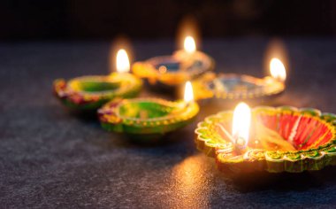 Çamuru kapat Diya 'yı ya da gaz lambasını yak, stüdyonun arka planı beton, Hinduizm Rangoli Dekorasyonu, Deepavali ya da Diwali Festivali' nin Mutlu Kutlamaları konsepti