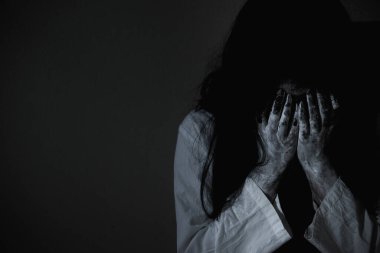 Kadın hayalet korku ağlar ve elleri yüzünü kapatır, cadılar bayramı konsepti