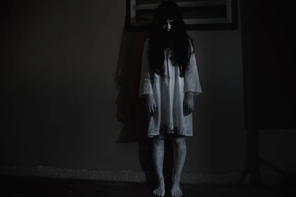 Donna Fantasma Orrore Faccia Suoi Occhi Piedi Guardando Concetto Halloween — Foto Stock