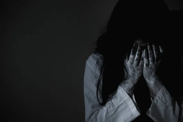 Mulher Fantasma Horror Sentado Chorando Ter Mãos Fechar Rosto Conceito — Fotografia de Stock