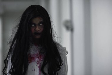 Kan içindeki kadın zombi korkunçtur. Terk edilmiş binaya musallat oldu. Evdeki korkunç hayalet kadın, Cadılar Bayramı Festivali 'nde mutlu yıllar.