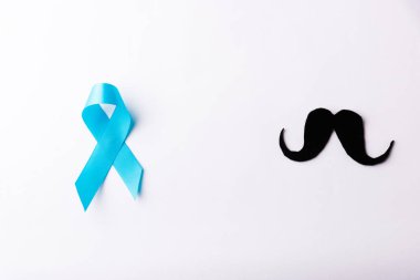 Siyah bıyık kâğıdı ve açık mavi kurdele, beyaz arka planda izole edilmiş stüdyo çekimi, prostat kanseri farkındalık ayı, Babalar Günü, minimum Kasım bıyık konsepti