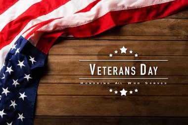 Amerika Birleşik Devletleri bayrağı, anısı ve kahramanlık anısı, ahşap masa arkasında fotokopi alanı ile çekilen stüdyo, ABD tatil gazileri veya Bağımsızlık Günü konsepti