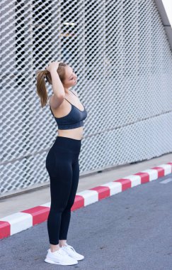 Açık havada spor yapan sporcu kadınlar, sağlıklı insanlar aktif yaşam tarzından zevk alıyor, sağlıklı vücut esnemesi ve düzenli egzersiz sağlığa ve güç hedeflerine ulaşmasına yardımcı oluyor..