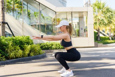 Spor kadını, fit insanlar spor yapıyor, güçlü bir açık hava sporu, kadın dayanıklılık gösteriyor, sağlıklı yaşam tarzı için spor düşkünlüğü, şehir aktivitesi, sıcak güneşli bir gün..