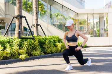 Formda bir kadın, dışarıda spor egzersizi, insanlar esneme rutini izler, formda vücut aktif yaşam tarzını teşvik eder, kişisel fitness hedeflerine ulaşır, canlı sağlık, kendini adamış eğitim..