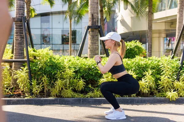 Kadınlar spor egzersizleri yapıyor kaslarını esnetme ve vücut geliştirme ihtiyacına uygun fiziksel sağlık ve aktif yaşam tarzı takibi için..