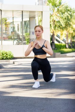 Formda bir kadın spor egzersizi yapıyor, dışarıda koşuyor, insanlar aktif yaşam tarzını seviyor, vücut gücü için sağlıklı fiziksel egzersiz yapıyor..