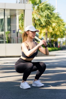 Spor yapan kadın dışarıda spor yapıyor, sağlıklı aktif vücut için spor yapıyor, fiziksel egzersiz talep ederken sağlıklı fiziği gösteriyor, kentsel refahı ve gücü teşvik ediyor..