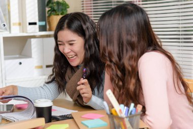 Genç iş kadınları mali işler danışmanlığı için ofisle görüşmekle meşguller, takım üyeleri belgeleri incelemek için işbirliği yapıyorlar, iş yerinde verimli bir takım çalışmasından hoşlanan iş adamlarını gösteriyorlar.