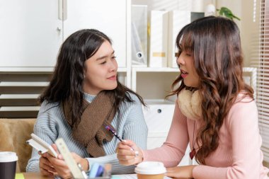 Genç iş adamları ofiste toplanıyor, danışmanlık yapıyor, takım üyeleri mali stratejiyi tartışıyor, proje geliştirme konusunda işbirliği yapıyor, iş büyümesi için fikirlerini paylaşıyor, takım çalışmasını teşvik ediyor.