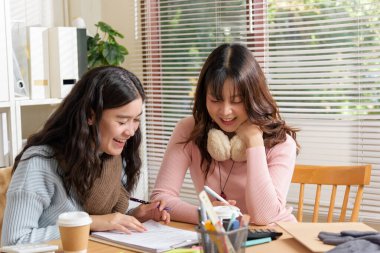 Genç meşgul insanlar ofiste mali işleri tartışmak için toplanıyorlar, iş ekibi olarak danışmanlık yapıyorlar, proje planı üzerinde işbirliği yapıyorlar, fikirlerini gülümsemeyle paylaşıyorlar, başarılı stratejiler geliştiriyorlar..