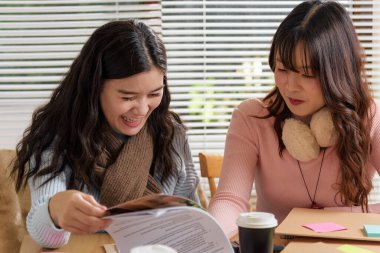Gençler iş için ofiste toplanıyor, finans ekibi belgelere danışıyor, önemli projelerde işbirliği yapıyor, başarı fikirlerini paylaşıyor, gelecekteki büyüme için sıkı çalışıyor.