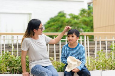 Anne, çocuk, yaz, şehir, aile kadın ve oğlu mutlu bir açık hava zamanı geçirin, şehir sokaklarında yaşayan insanlar, ebeveyn oğluna nazikçe dokunuyor bakım gösteriyor, yaz tatili boyunca bağ kuruyor..