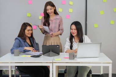 İnsan kaynakları yöneticisi, mülakat, iş alımı kadınları ofis işleri için buluşur, insanlar danışır ve işbirliği yapar, proje fikirlerini tartışır, şirket ortamında dizüstü bilgisayar ve kağıtları kullanır.