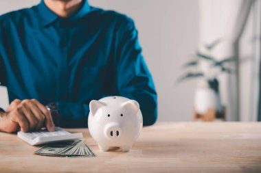 İşadamı bankayı yönetiyor. Piggy Tasarruf Parası Finansal İş Kredileri Tasarruf Planı, Finansal Analiz ve Kpi metriklerinin takibi..