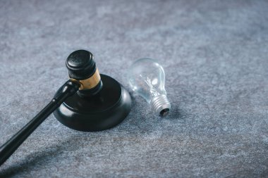 İş adamı için yasal uyum yönetim kavramı riski en aza indirmek için ampul fikrini kullanıyor. Kolaj, şirket hukuku için gri taş yüzeyde Yargıç Gavin 'in lamba yanında olduğunu gösteriyor..