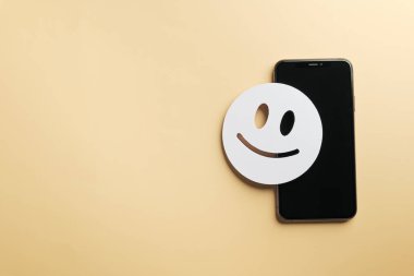 Müşteri çevrimiçi değerlendirmesi, cep telefonu dijital memnuniyet gösteriyor, geri bildirim gülümsemesi anket deneyimini ifade ediyor, akıllı telefon ile sosyal memnuniyeti teşvik ediyor.