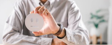 Hizmet kalitesi değerlendirmesi için nötr geri bildirim anketi, müşteri deneyiminin ne olumlu ne de olumsuz olduğunu gösteren tarafsız el ele tutuşma simgesi.