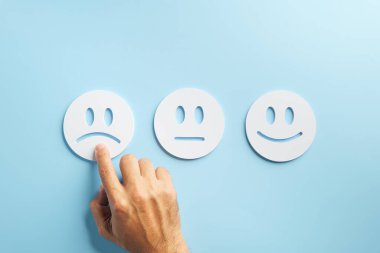 Kötü müşteri geribildirimi, kötü hizmet için mutsuz değerlendirmeyi seçerek, tatminsizlik ve tatminsizlik anket yanıt seçimi sürecinde olumsuz deneyim göstererek gösterilir.