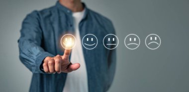 Müşteri deneyimi, bir adamın değerlendirmesini yapmak için en iyi gülen yüz ikonunu seçtiğinde görülen ve hizmet kalitesi ve memnuniyeti hakkında hayati geri bildirim sunan tutarlı geri bildirime dayanır..