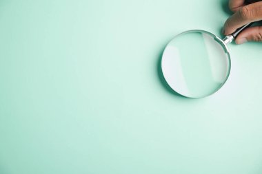 Poz vermiş bir adamın özel bir jest yapması, açık ve net bir el işareti ile güçlü bir mesaj gönderen sözlü olmayan bir iletişim işareti..