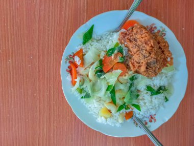 Patatesli kızarmış tavuk ve havuç çorbası.