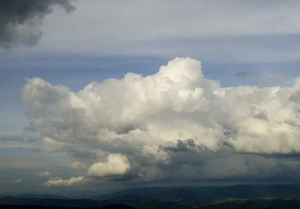 Hermosas nubes y montañas vista aérea — Foto de Stock